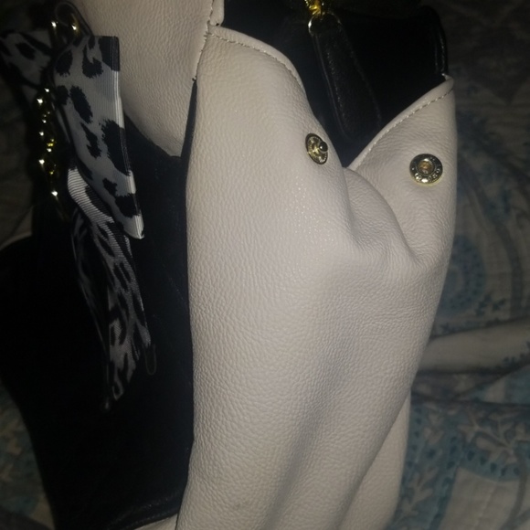 Large Betsey Johnson Black Diamond Pattern w/ Bow - Picture 3 of 4